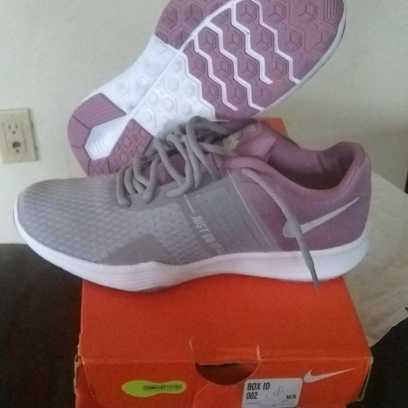 Nike Shoes - Nike size 6